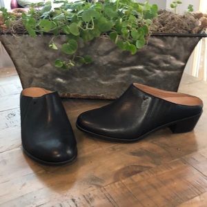Vionic Nellie Black Mules